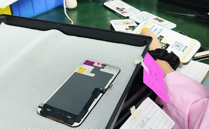 iPhone Screen Manufacturing